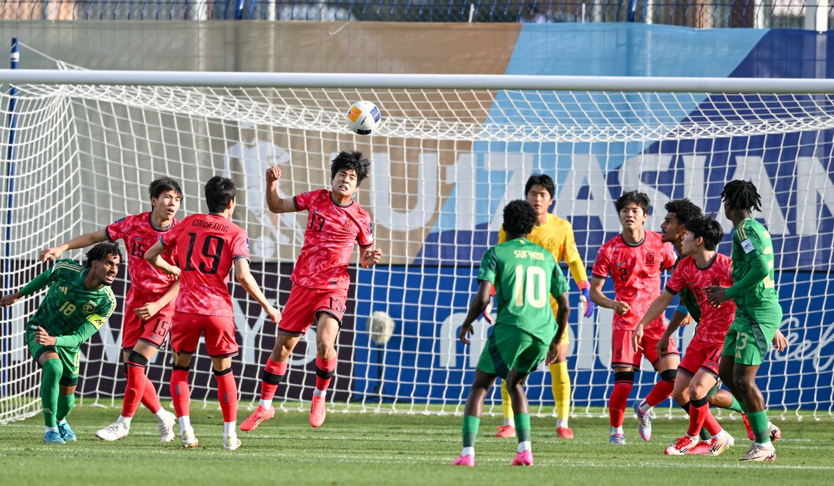 백기태 감독이 이끄는 대한민국 U-17. 축구 국가대표팀이 18일(한국시간) 사우디아라비아 타이프에 있는 오카즈 스타디움에서 열린 사우디아라비아와의 2025 AFC U-17 아시안컵 준결승에서 1-1 무승부 후 승부차기 끝에 패해 탈락했다. AFC