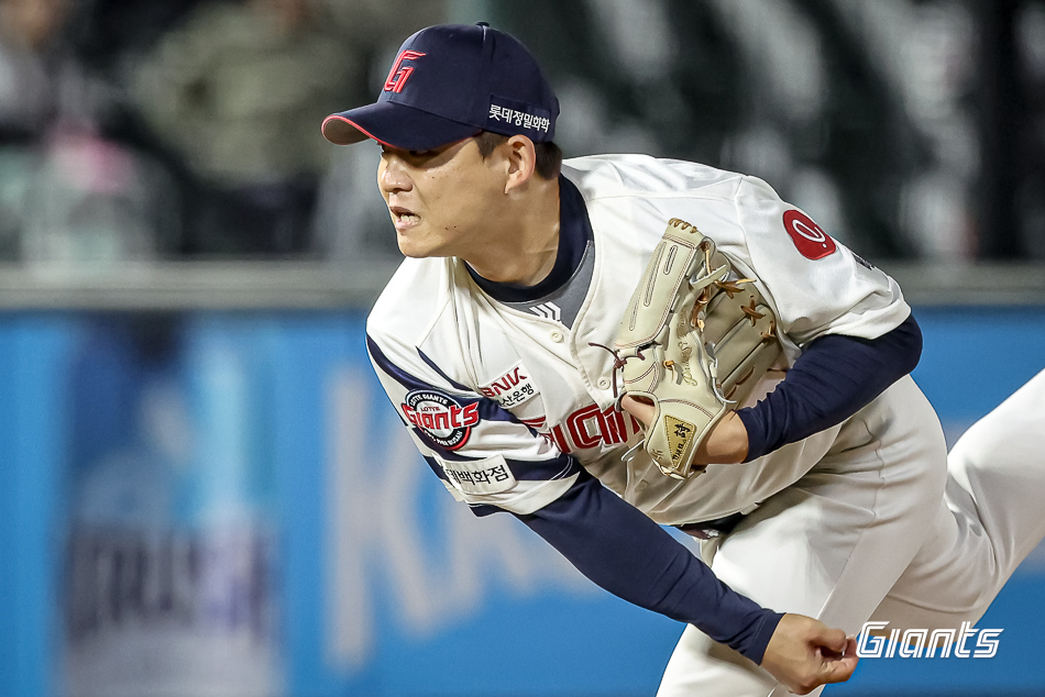 롯데 투수 박시영은 올 시즌을 앞두고 친정팀으로 복귀했다. 불펜진에 활력을 불어넣으리라 힘찬 각오를 밝혔다. 롯데 자이언츠