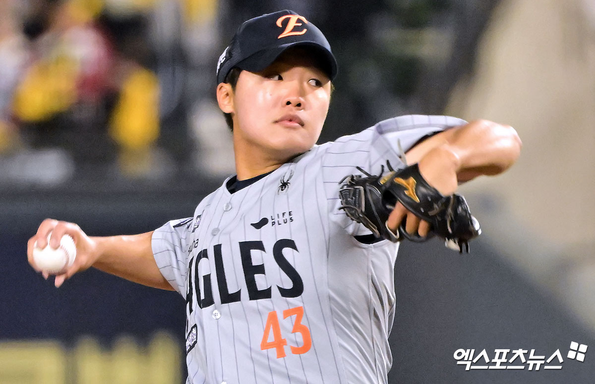 한화 투수 정우주는 지난 17일 인천 SSG랜더스필드에서 열린 '2025 신한 SOL Bank KBO 리그' SSG전에서 1이닝 무실점 2탈삼진으로 생애 첫 홀드를 챙겼다. 엑스포츠뉴스 DB