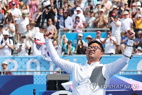 김우진(청주시청)이 18일 원주양궁장에서 진행된 2025 양궁 국가대표 최종 2차 평가전을 통해 올 시즌 남자 리커브 국가대표로 선발된 뒤, 앞으로도 계속 최고의 자리를 지키기 위해 노력하겠다고 말했다. 연합뉴스