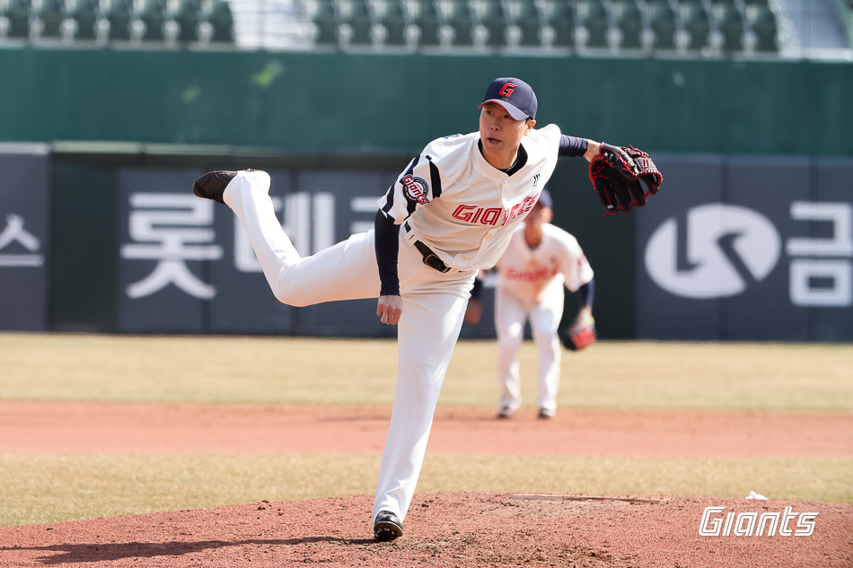롯데 자이언츠 박진형이 경기에 등판해 투구하고 있다. 롯데 자이언츠
