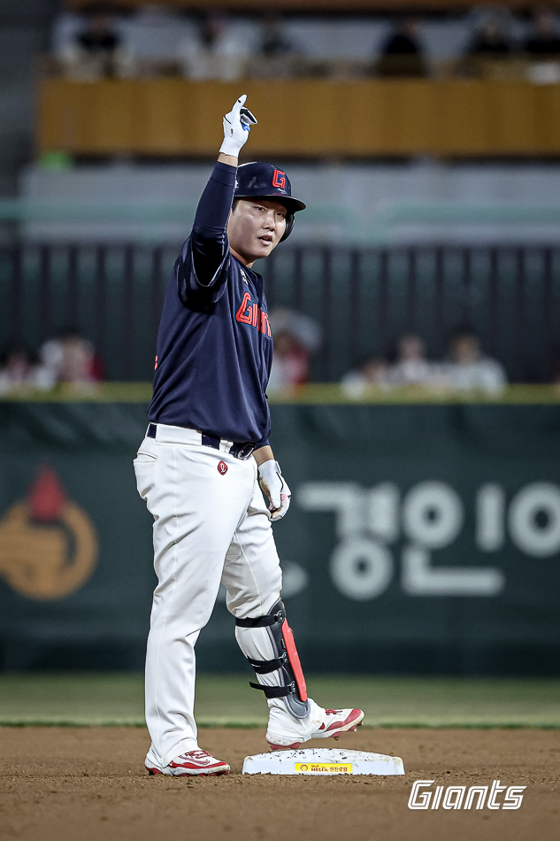 롯데 자이언츠 정보근이 정규시즌 경기에 출전해 안타를 친 뒤 세리머니하고 있다. 롯데 자이언츠