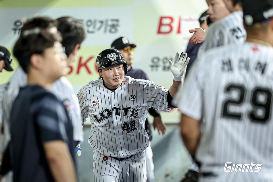 롯데 자이언츠 정보근이 18일 대구 삼성라이온즈파크에서 열린 삼성 라이온즈와의 경기에서 홈런을 친 뒤 더그아웃에서 축하 받고 있다. 롯데 자이언츠