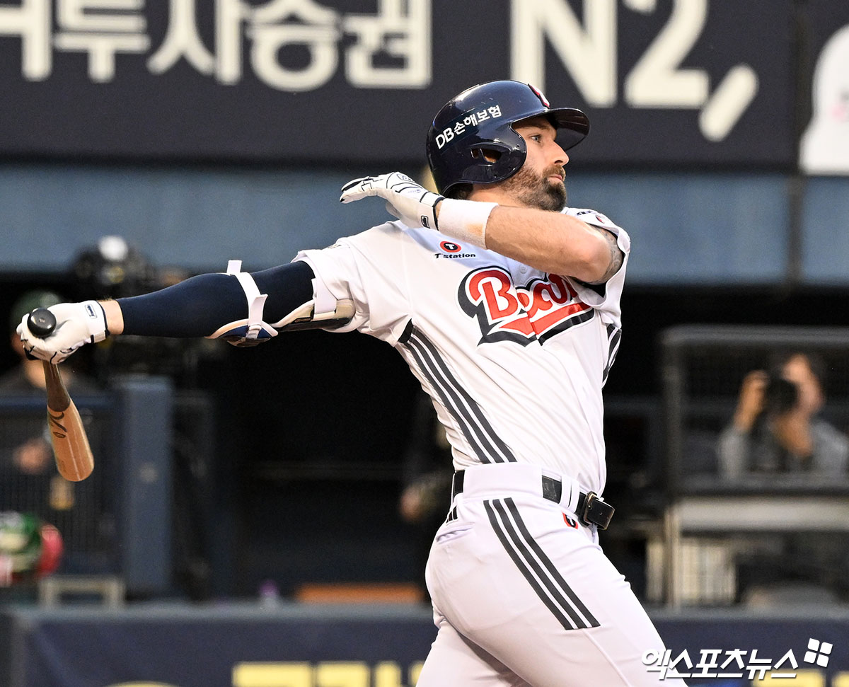 18일 오후 서울 송파구 잠실야구장에서 열린 '2025 신한 SOL Bank KBO리그' KIA 타이거즈와 두산 베어스의 경기, 1회말 무사 1,3루 두산 케이브가 1타점 적시타를 날리고 있다. 잠실, 김한준 기자