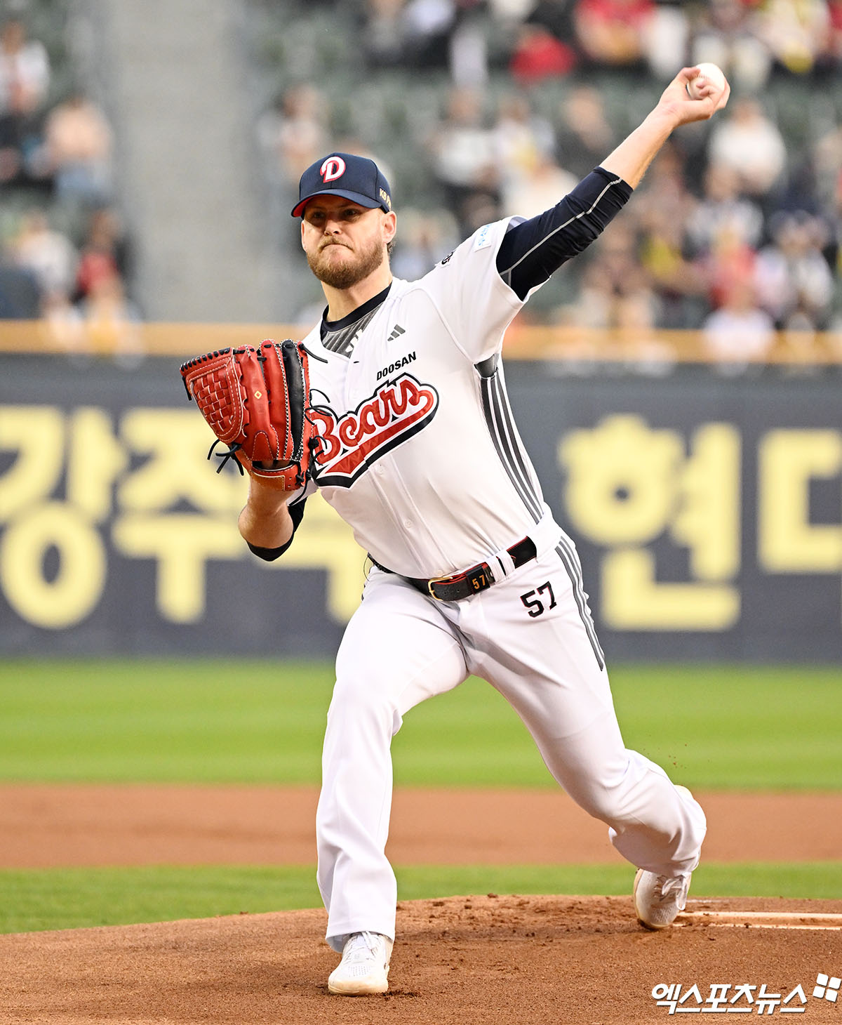 18일 오후 서울 송파구 잠실야구장에서 열린 '2025 신한 SOL Bank KBO리그' KIA 타이거즈와 두산 베어스의 경기, 1회초 두산 선발투수 콜 어빈이 공을 힘차게 던지고 있다. 잠실, 김한준 기자