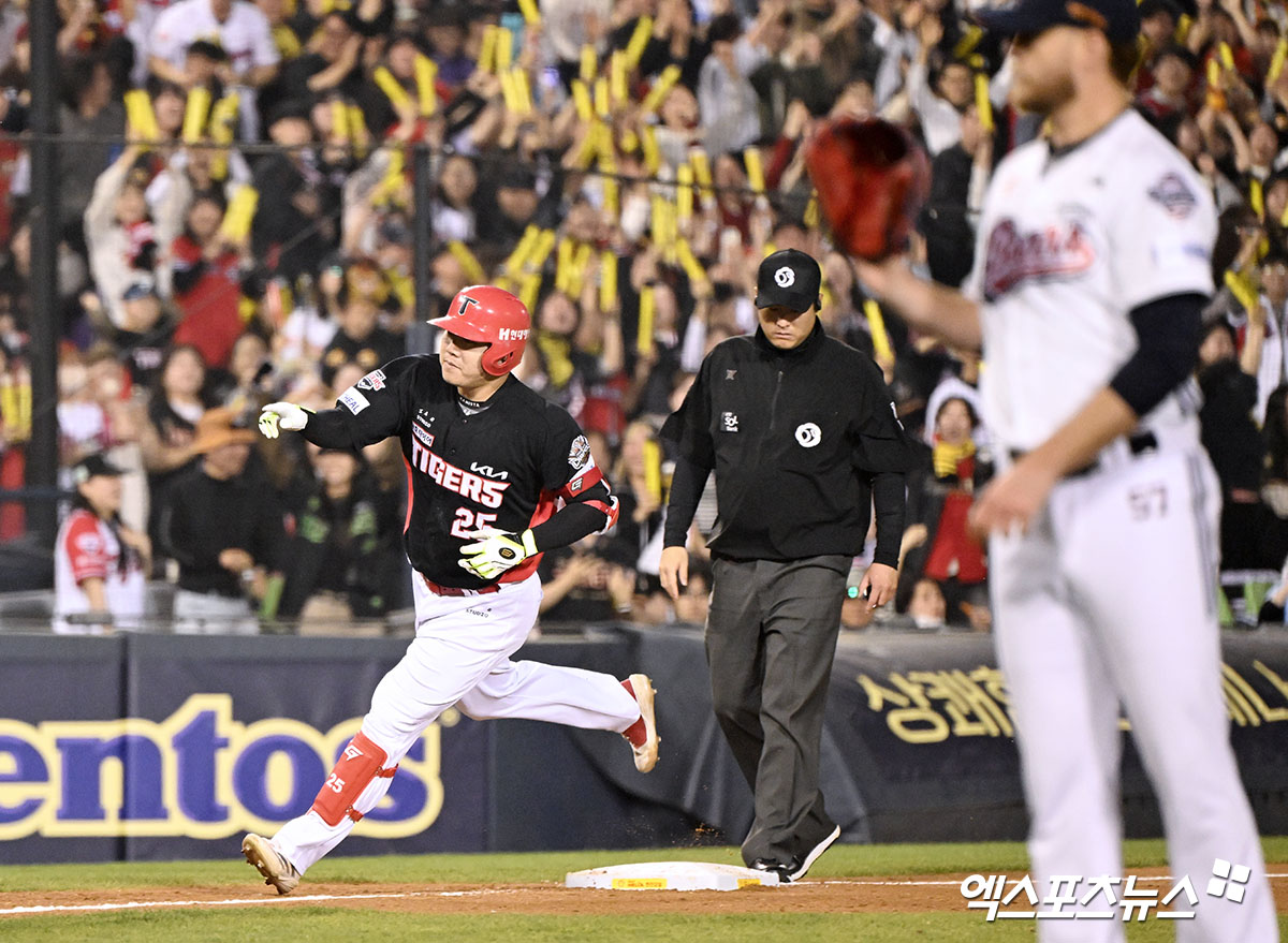18일 오후 서울 송파구 잠실야구장에서 열린 '2025 신한 SOL Bank KBO리그' KIA 타이거즈와 두산 베어스의 경기, 5회초 KIA 이우성이 솔로 홈런을 날린 후 그라운드를 돌고 있다. 잠실, 김한준 기자