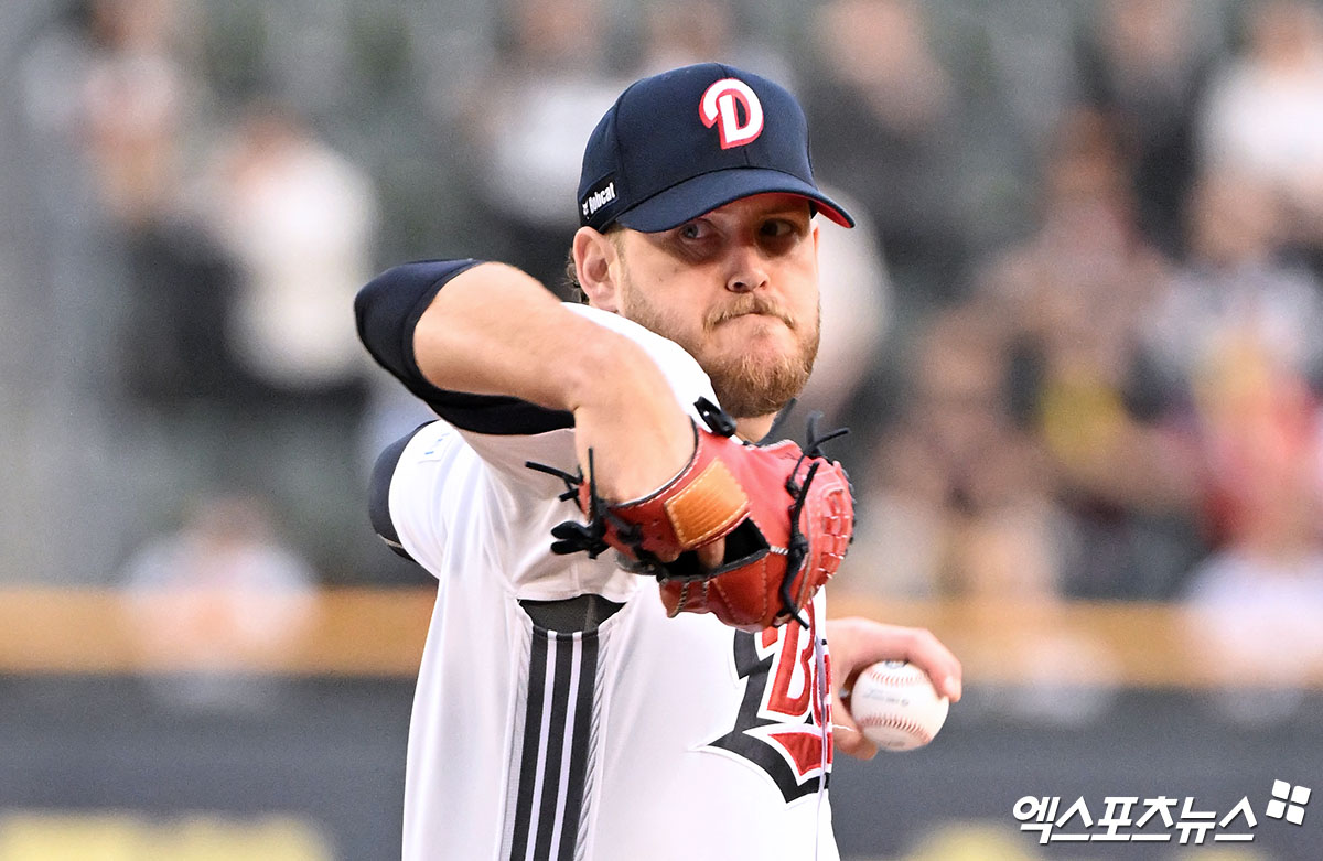 18일 오후 서울 송파구 잠실야구장에서 열린 '2025 신한 SOL Bank KBO리그' KIA 타이거즈와 두산 베어스의 경기, 1회초 두산 선발투수 콜 어빈이 공을 힘차게 던지고 있다. 잠실, 김한준 기자