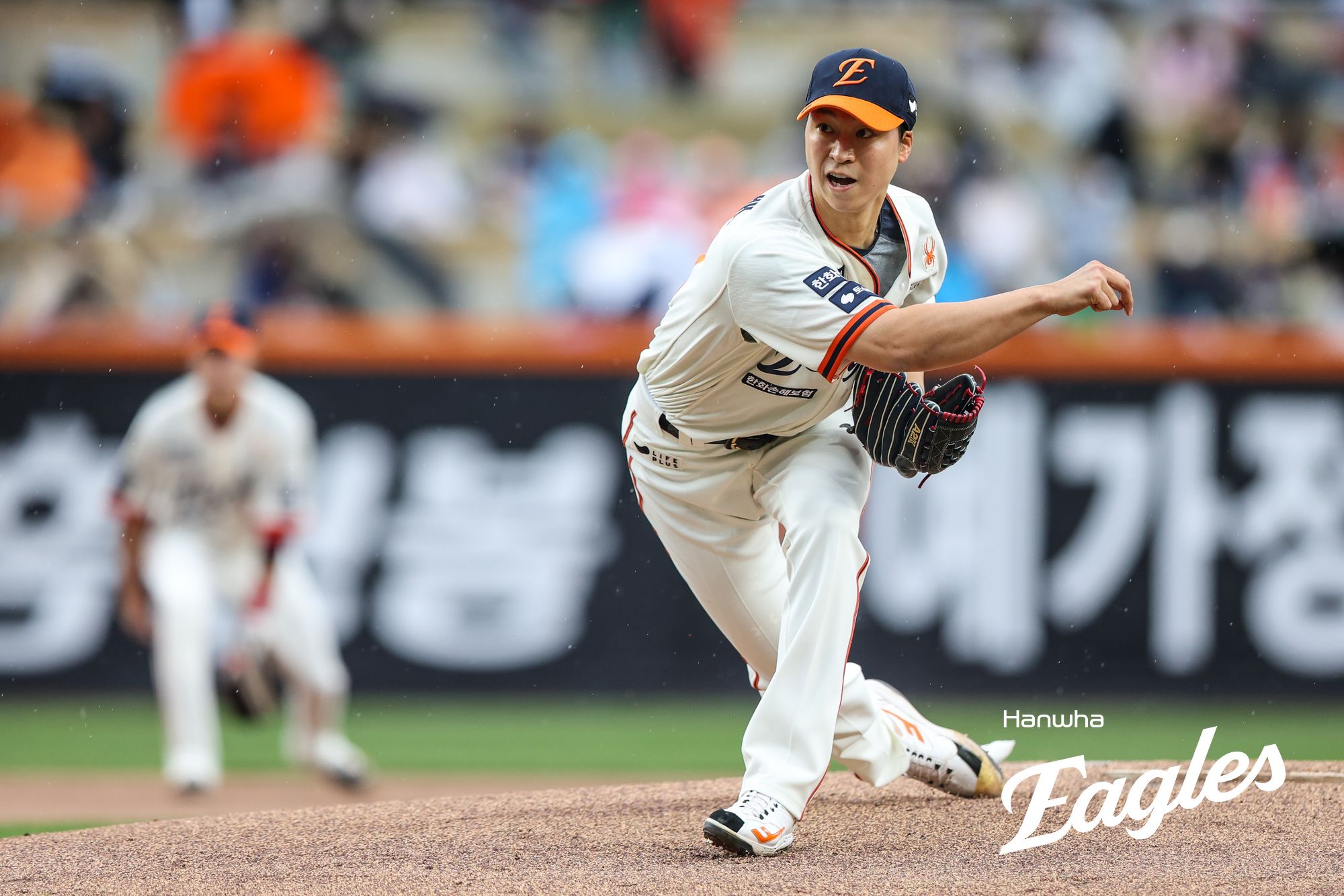 한화 투수 엄상백은 18일 대전한화생명볼파크에서 열린 '2025 신한 SOL Bank KBO 리그' NC와 정규시즌 첫 번째 맞대결에서 선발 등판했다. 5이닝 4실점을 기록하며 승리 투수가 됐지만, 전반적으로 만족할 수 없는 투구였다. 한화 이글스
