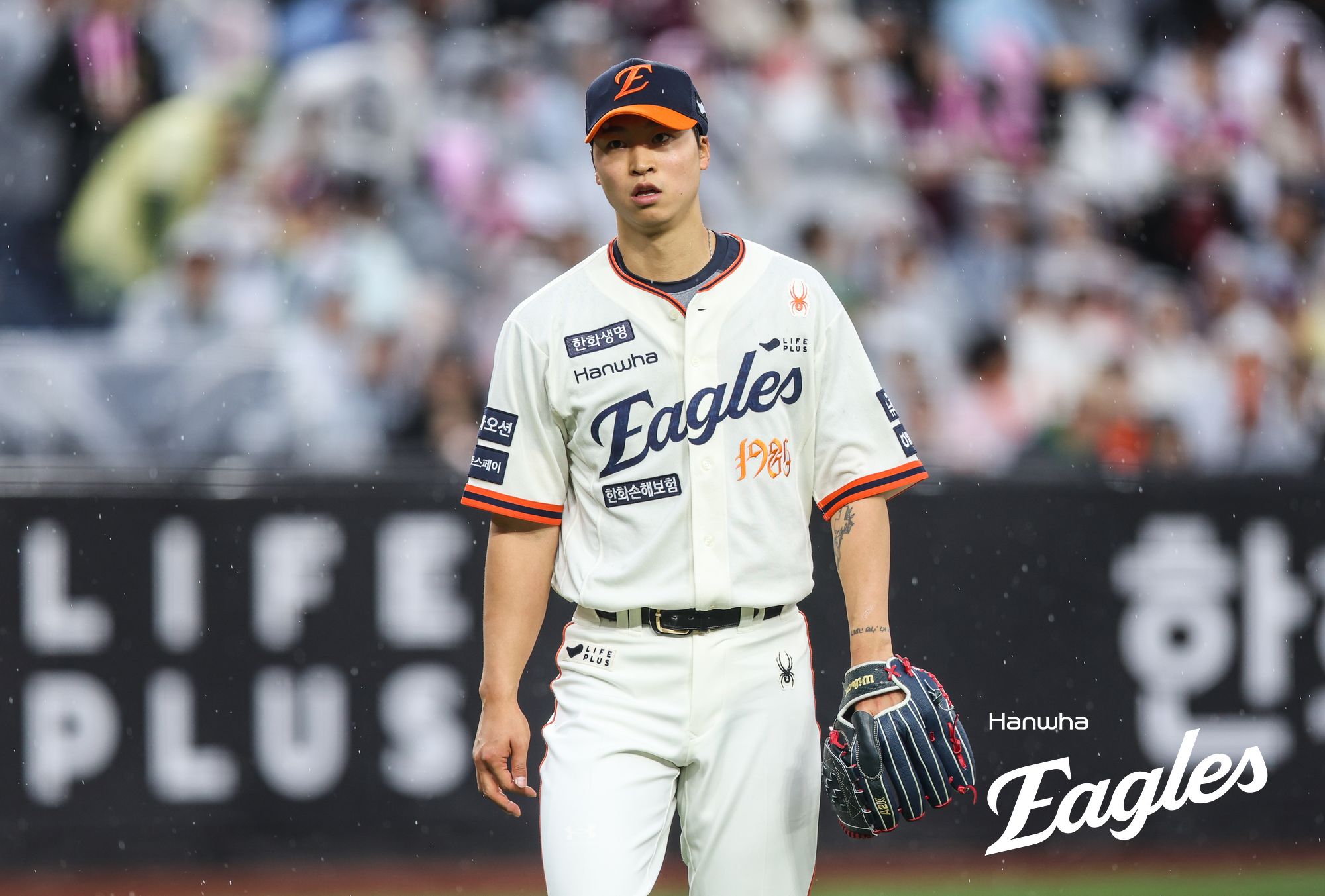 한화 투수 엄상백은 18일 대전한화생명볼파크에서 열린 '2025 신한 SOL Bank KBO 리그' NC와 정규시즌 첫 번째 맞대결에서 선발 등판했다. 5이닝 4실점을 기록하며 승리 투수가 됐지만, 전반적으로 만족할 수 없는 투구였다. 한화 이글스