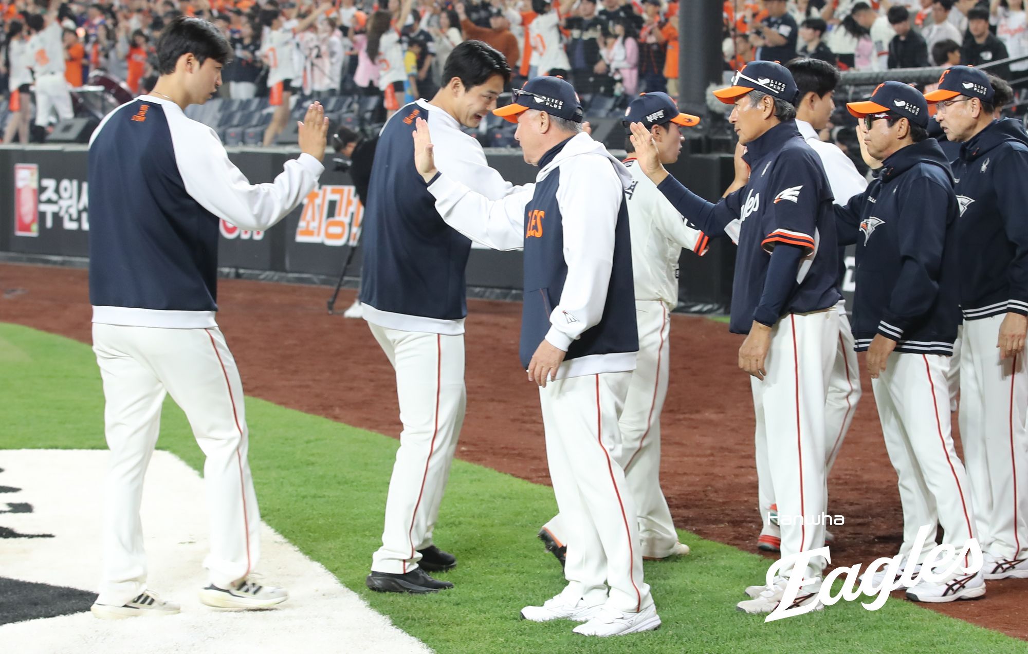 한화 투수 엄상백(왼쪽 첫 번째)은 18일 대전한화생명볼파크에서 열린 '2025 신한 SOL Bank KBO 리그' NC와 정규시즌 첫 번째 맞대결에서 선발 등판했다. 5이닝 4실점을 기록하며 승리 투수가 됐지만, 전반적으로 만족할 수 없는 투구였다. 한화 이글스