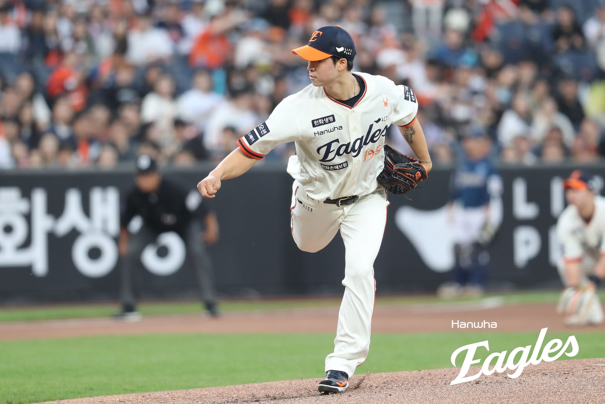 한화 투수 엄상백은 18일 대전한화생명볼파크에서 열린 '2025 신한 SOL Bank KBO 리그' NC와 정규시즌 첫 번째 맞대결에서 선발 등판했다. 5이닝 4실점을 기록하며 승리 투수가 됐지만, 전반적으로 만족할 수 없는 투구였다. 한화 이글스