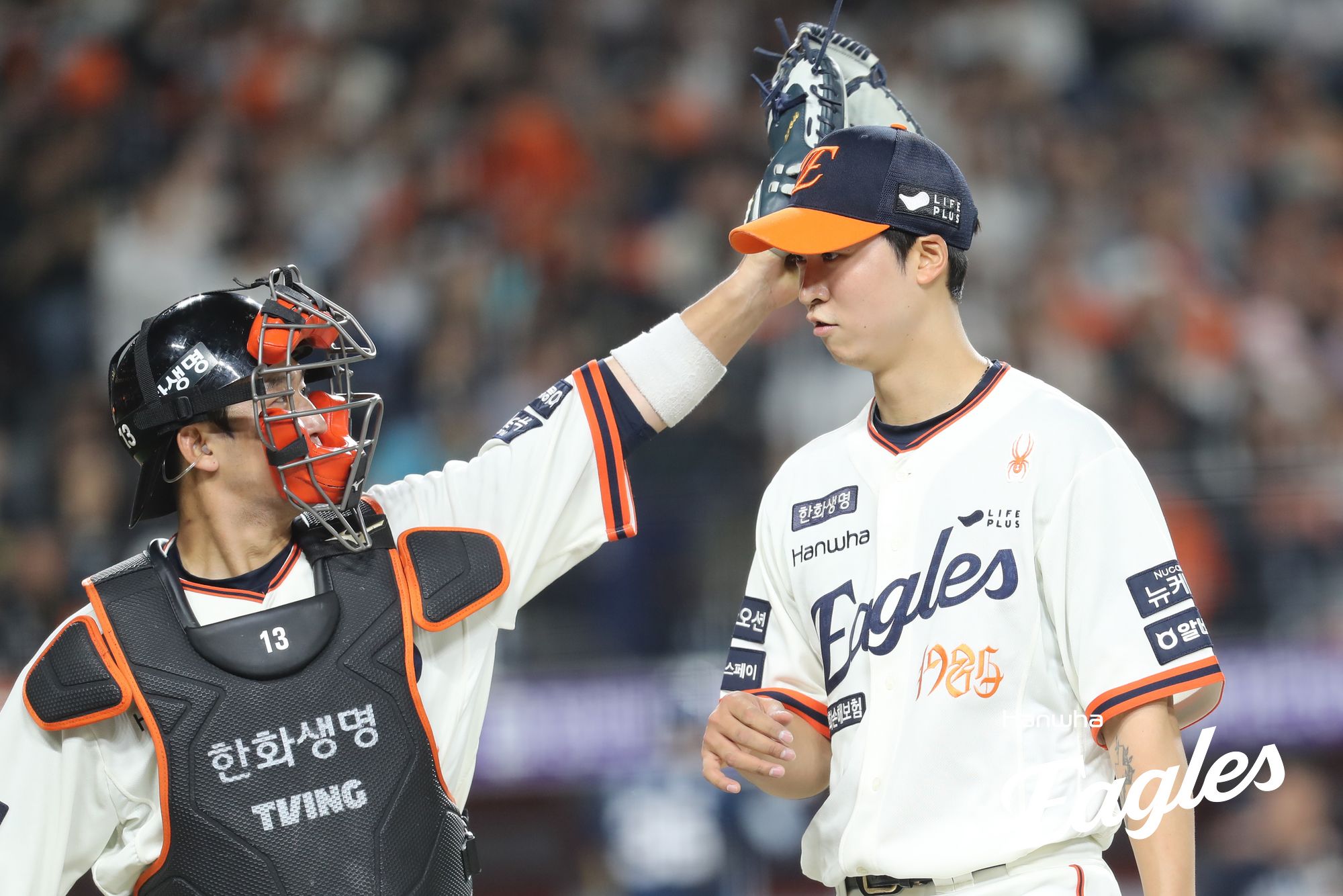 한화 투수 엄상백(오른쪽)은 18일 대전한화생명볼파크에서 열린 '2025 신한 SOL Bank KBO 리그' NC와 정규시즌 첫 번째 맞대결에서 선발 등판했다. 5이닝 4실점을 기록하며 승리 투수가 됐지만, 전반적으로 만족할 수 없는 투구였다. 한화 이글스