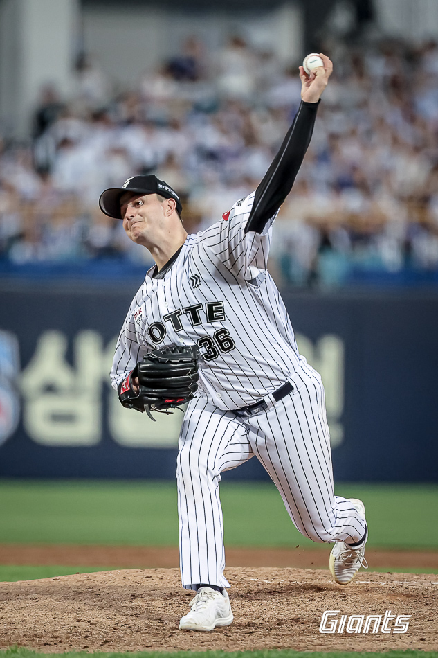 롯데 자이언츠 터커 데이비슨이 18일 대구에서 열린 삼성 라이온즈와의 경기에 선발 등판해 역투하고 있다. 롯데 자이언츠