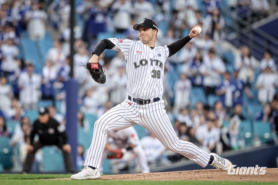 롯데 자이언츠 터커 데이비슨이 18일 대구에서 열린 삼성 라이온즈와의 경기에 선발 등판해 역투하고 있다. 롯데 자이언츠
