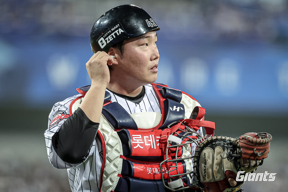 롯데 자이언츠 정보근이 18일 대구에서 열린 삼성 라이온즈와의 경기에서 포수로 수비를 준비하고 있다. 롯데 자이언츠