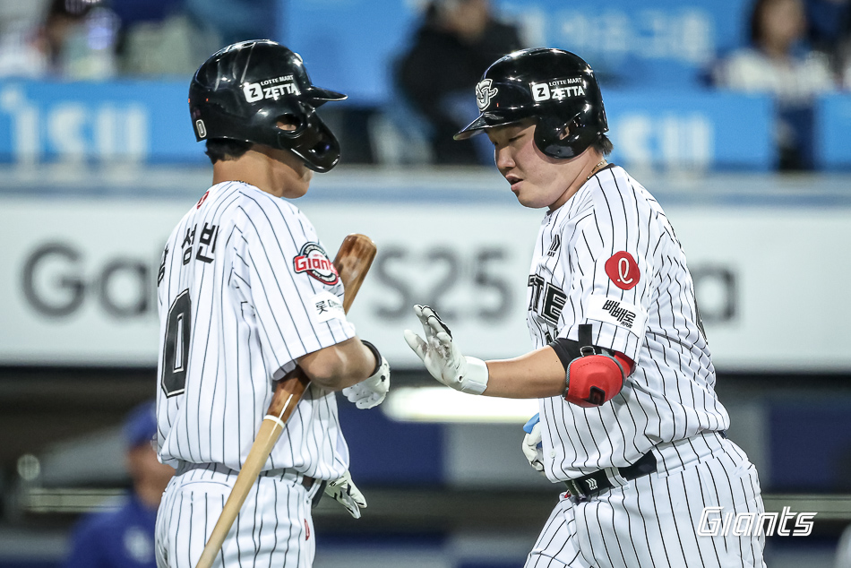 롯데 자이언츠 정보근이 18일 대구 삼성라이온즈파크에서 열린 삼성 라이온즈와의 경기에서 홈런을 친 뒤 득점하고 있다. 롯데 자이언츠