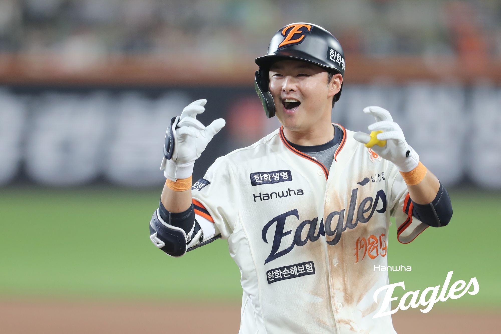 한화 내야수 이도윤은 18일 대전한화생명볼파크에서 열린 '2025 신한 SOL Bank KBO 리그' NC와 정규시즌 첫 번째 맞대결에서 7번타자 2루수로 선발 출전했다. 3안타 4타점으로 개인 한 경기 최다 타점 기록을 새롭게 쓰며 인생 경기를 펼쳤다. 한화 이글스