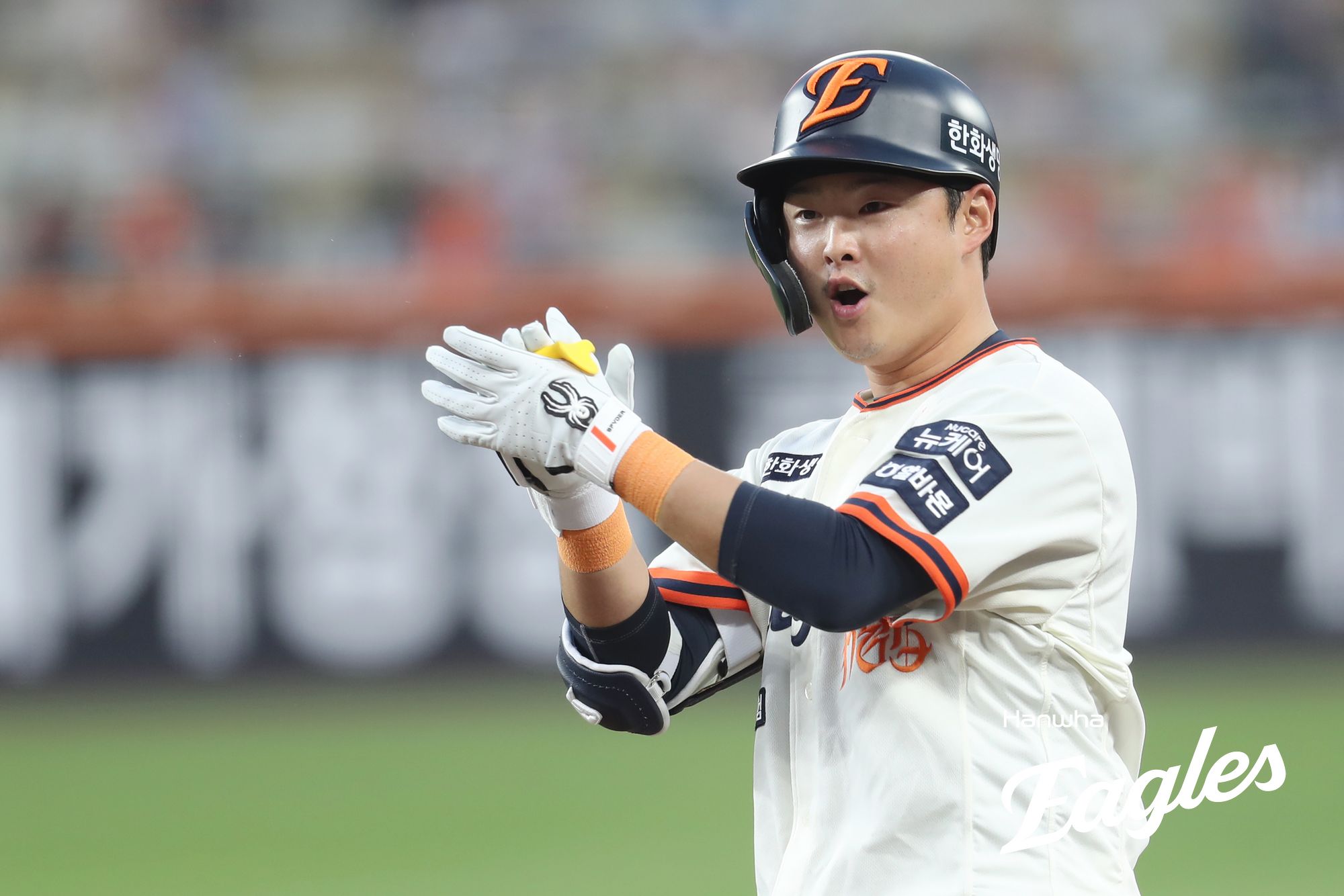 한화 내야수 이도윤은 18일 대전한화생명볼파크에서 열린 '2025 신한 SOL Bank KBO 리그' NC와 정규시즌 첫 번째 맞대결에서 7번타자 2루수로 선발 출전했다. 3안타 4타점으로 개인 한 경기 최다 타점 기록을 새롭게 쓰며 인생 경기를 펼쳤다. 한화 이글스