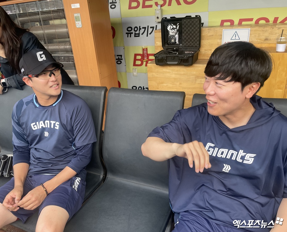 왼쪽부터 롯데 자이언츠 투수 박세웅과 투수 박진형. 박세웅이 박진형을 놀리고 있다. 엑스포츠뉴스 대구, 최원영 기자