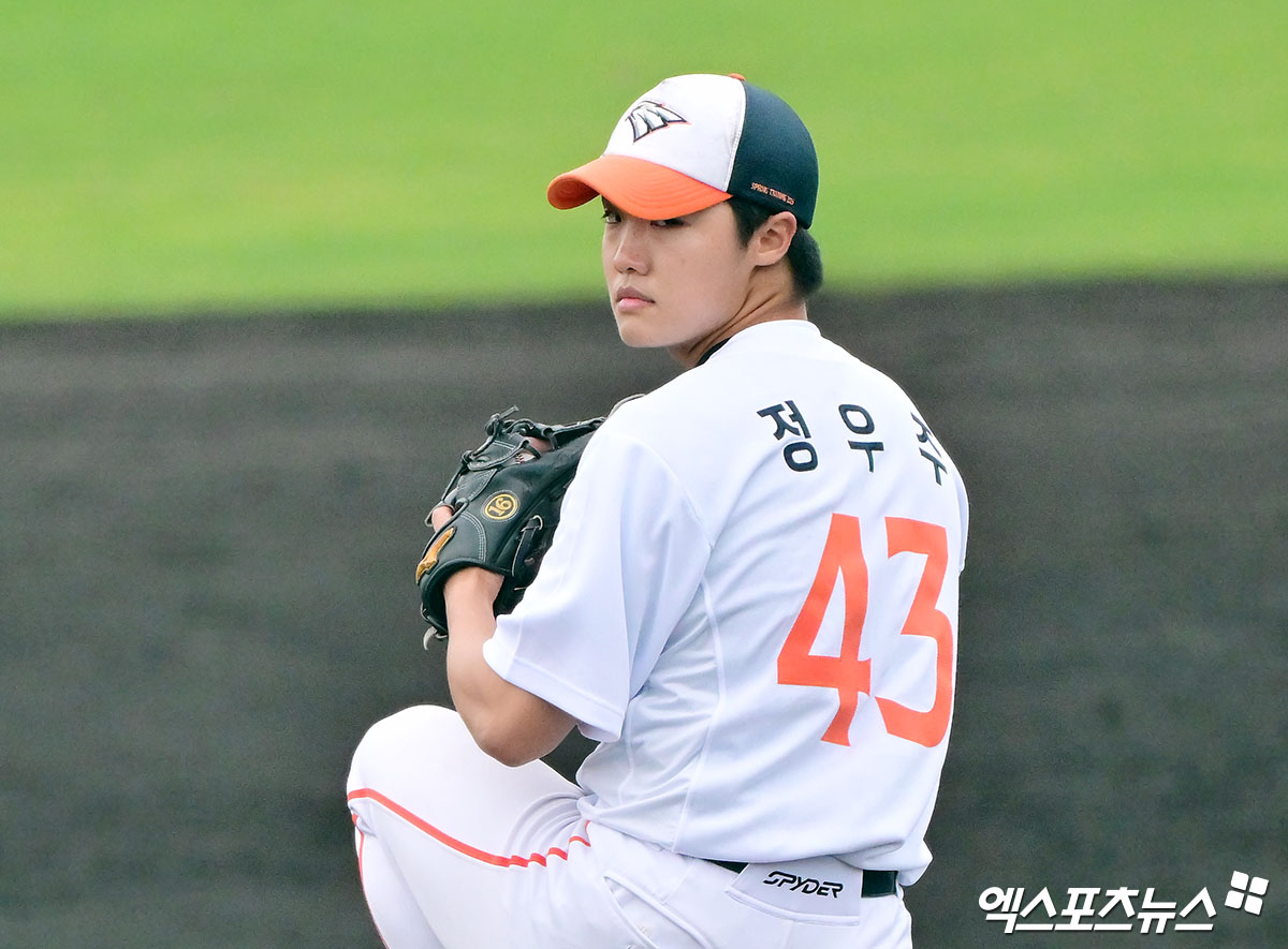 한화 투수 정우주는 지난 17일 인천 SSG랜더스필드에서 열린 '2025 신한 SOL Bank KBO 리그' SSG전에서 1이닝 무실점 2탈삼진으로 생애 첫 홀드를 챙겼다. 엑스포츠뉴스 DB