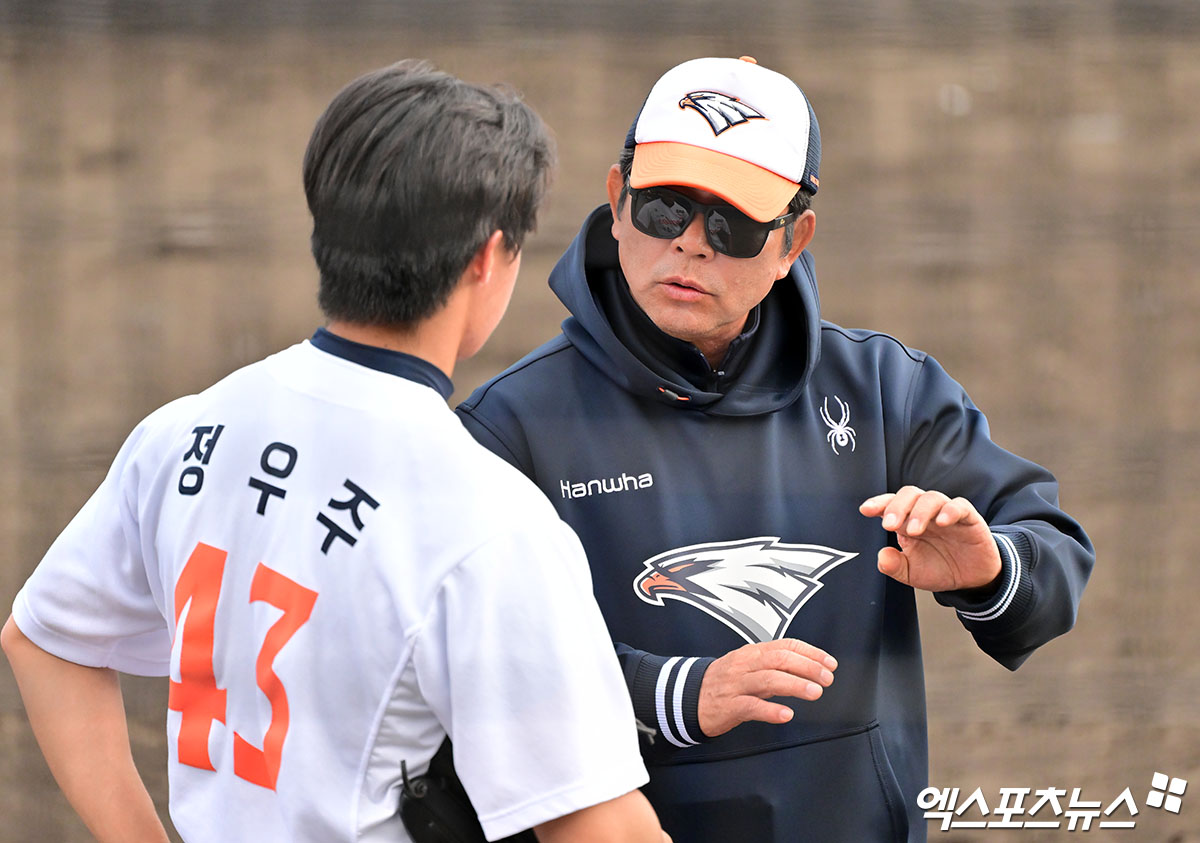 한화 투수 정우주(왼쪽)는 지난 17일 인천 SSG랜더스필드에서 열린 '2025 신한 SOL Bank KBO 리그' SSG전에서 1이닝 무실점 2탈삼진으로 생애 첫 홀드를 챙겼다. 엑스포츠뉴스 DB