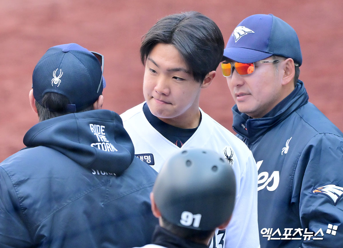 한화 투수 정우주(가운데)는 지난 17일 인천 SSG랜더스필드에서 열린 '2025 신한 SOL Bank KBO 리그' SSG전에서 1이닝 무실점 2탈삼진으로 생애 첫 홀드를 챙겼다. 엑스포츠뉴스 DB