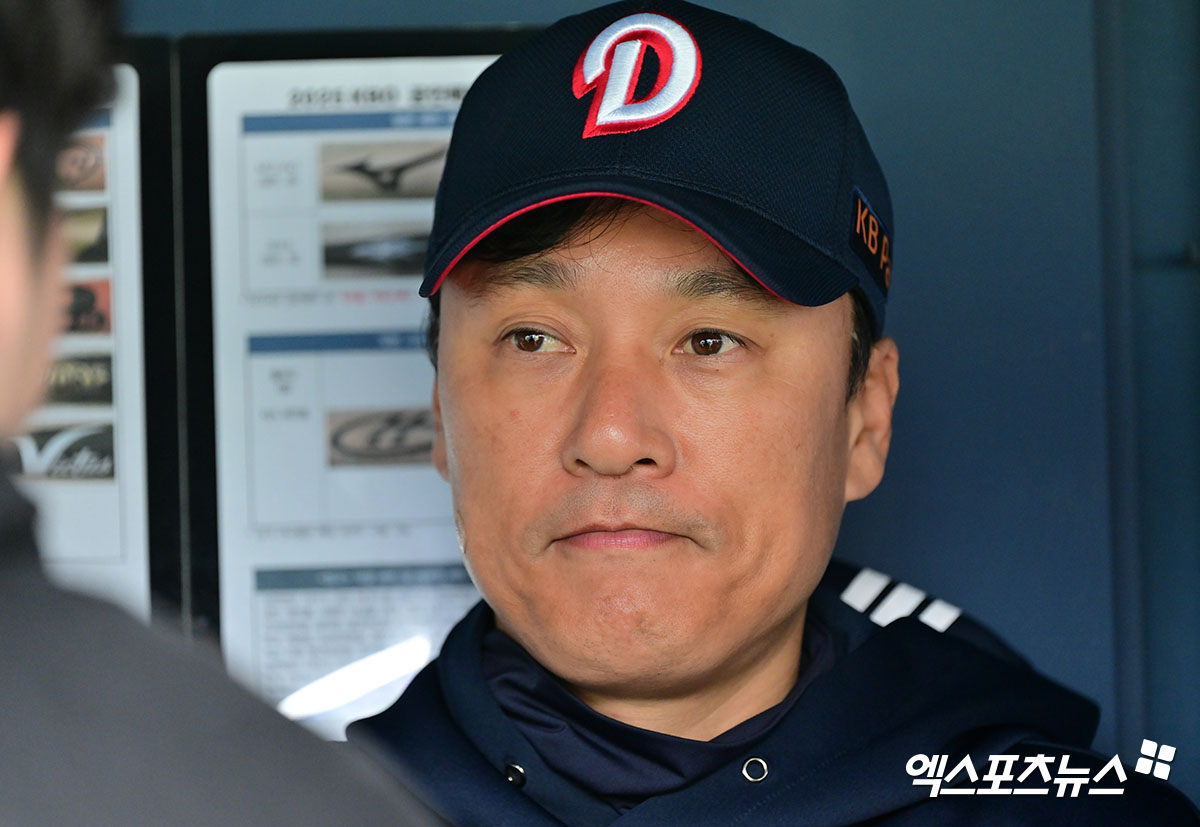 19일 오후 서울 송파구 잠실야구장에서 열리는 '2025 신한 SOL Bank KBO리그' KIA 타이거즈와 두산 베어스의 경기, 두산 이승엽 감독이 취재진과 대화를 나누고 있다. 잠실, 김한준 기자