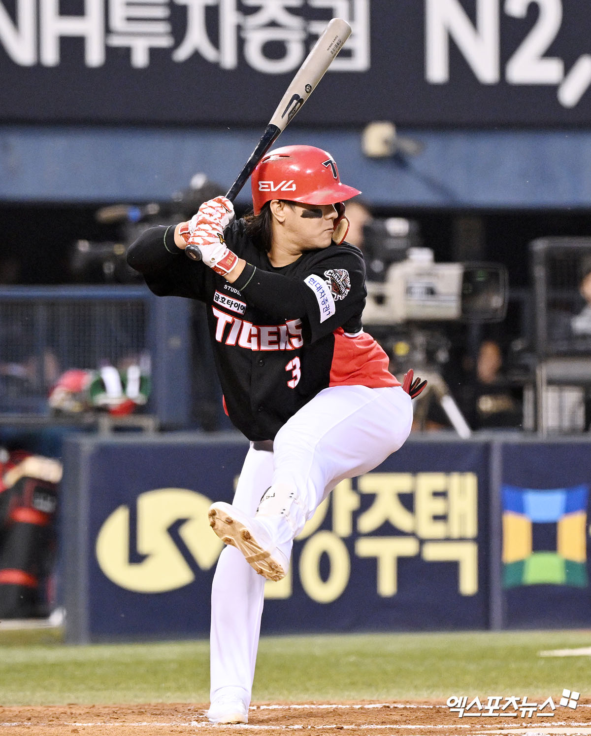 18일 오후 서울 송파구 잠실야구장에서 열린 '2025 신한 SOL Bank KBO리그' KIA 타이거즈와 두산 베어스의 경기, 3회초 2사 1루 KIA 김선빈이 타격에 임하고 있다. 엑스포츠뉴스DB