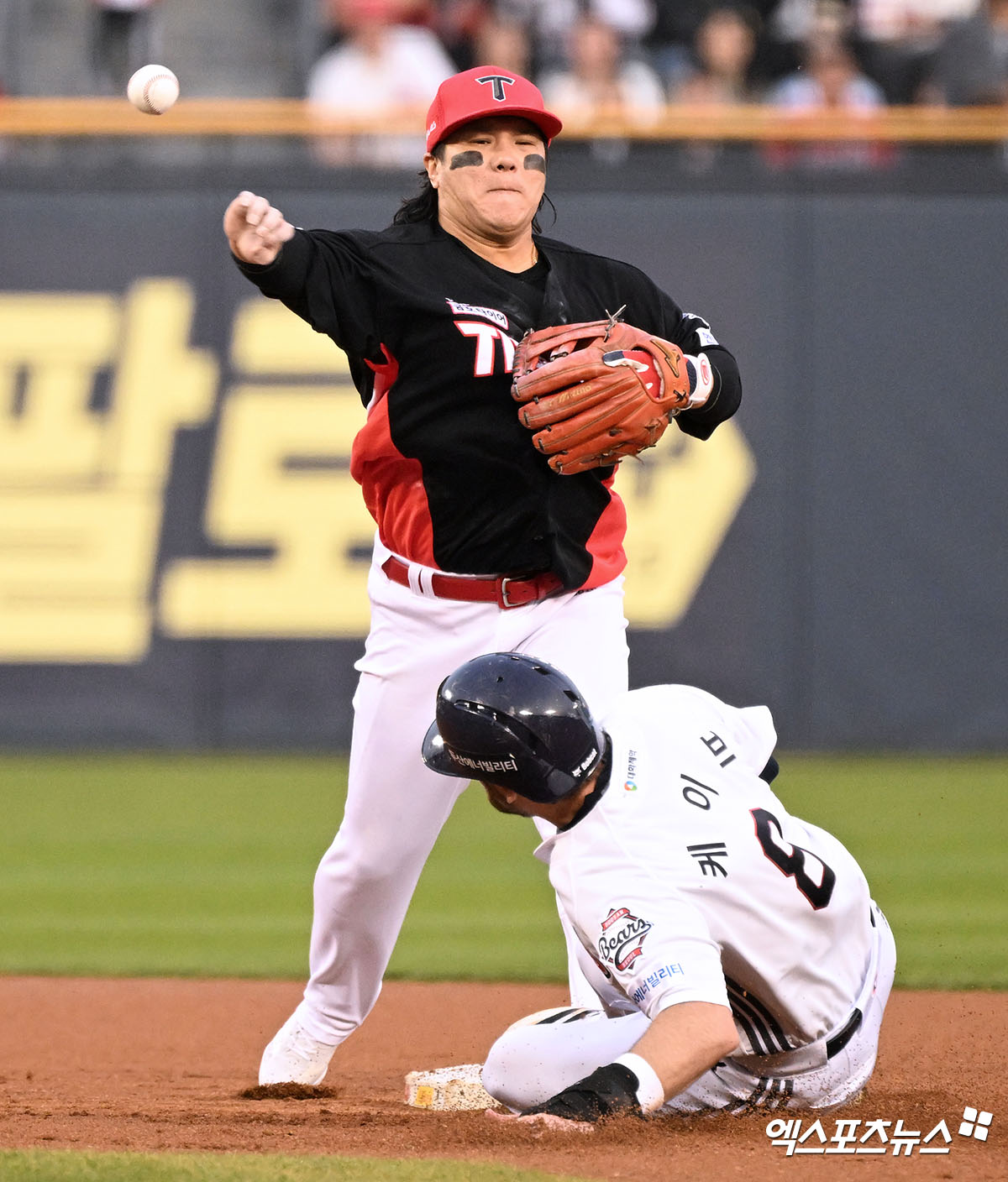 18일 오후 서울 송파구 잠실야구장에서 열린 '2025 신한 SOL Bank KBO리그' KIA 타이거즈와 두산 베어스의 경기, 1회말 무사 1,2루 KIA 김선빈이 두산 양의지의 내야땅볼때 케이브를 포스아웃 시킨 후 1루로 송구하고 있다. 엑스포츠뉴스DB