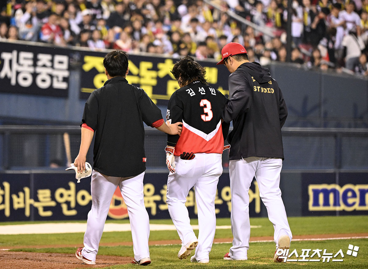 18일 오후 서울 송파구 잠실야구장에서 열린 '2025 신한 SOL Bank KBO리그' KIA 타이거즈와 두산 베어스의 경기, 6회초 무사 1루 KIA 김선빈이 번트를 시도한 후 두산 박계범과 충돌했다. 충돌하여 쓰러진 후 부축을 받으며 그라운드 빠져나가는 KIA 김선빈. 엑스포츠뉴스DB