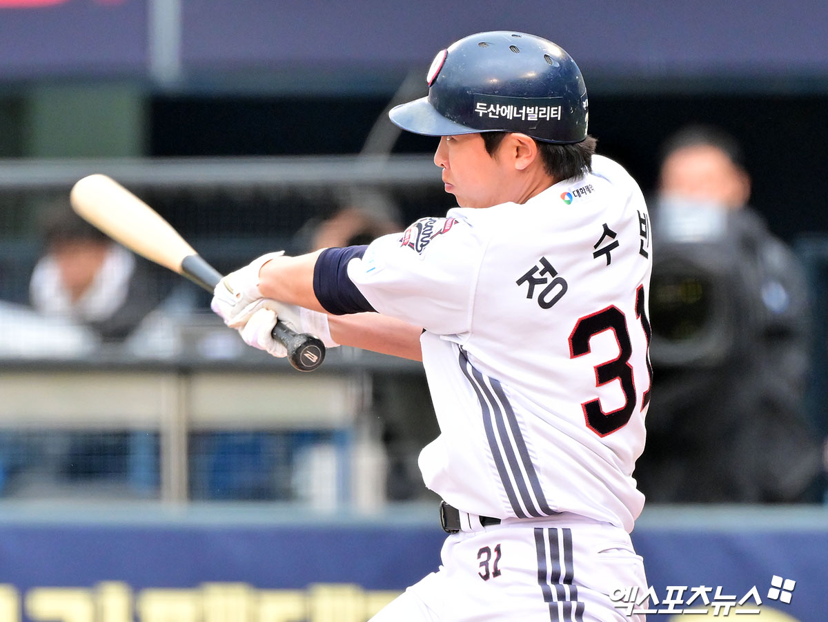 19일 오후 서울 송파구 잠실야구장에서 열린 '2025 신한 SOL Bank KBO리그' KIA 타이거즈와 두산 베어스의 경기, 1회말 두산 정수빈이 솔로 홈런을 날리고 있다. 잠실, 김한준 기자