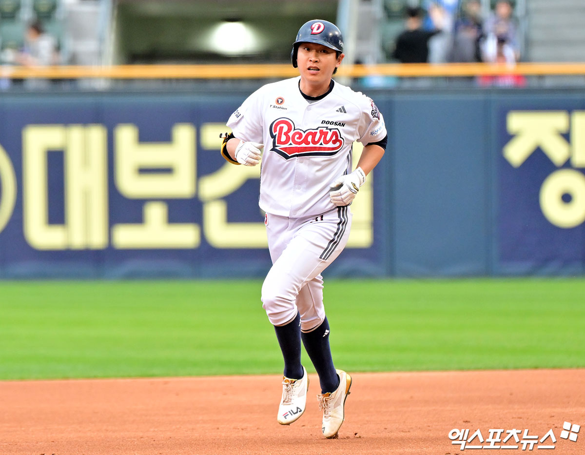 19일 오후 서울 송파구 잠실야구장에서 열린 '2025 신한 SOL Bank KBO리그' KIA 타이거즈와 두산 베어스의 경기, 1회말 두산 정수빈이 솔로 홈런을 날린 후 그라운드를 돌고 있다. 잠실, 김한준 기자