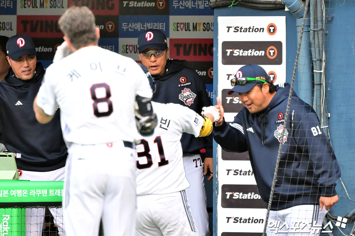 19일 오후 서울 송파구 잠실야구장에서 열린 '2025 신한 SOL Bank KBO리그' KIA 타이거즈와 두산 베어스의 경기, 1회말 두산 정수빈이 솔로 홈런을 날린 후 이승엽 감독의 축하를 받고 있다. 잠실, 김한준 기자