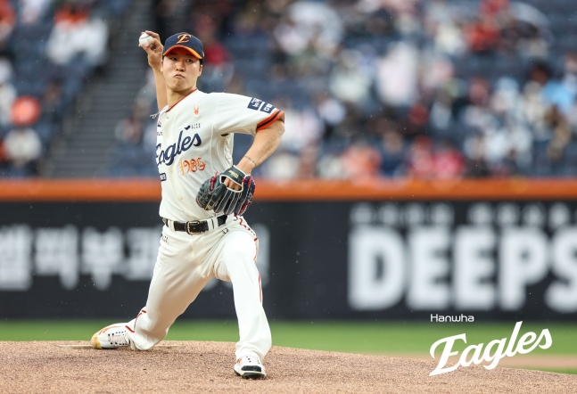 한화 투수 엄상백은 18일 대전한화생명볼파크에서 열린 '2025 신한 SOL Bank KBO 리그' NC와 정규시즌 첫 번째 맞대결에서 선발 등판했다. 5이닝 4실점을 기록하며 승리 투수가 됐지만, 전반적으로 만족할 수 없는 투구였다. 한화 이글스