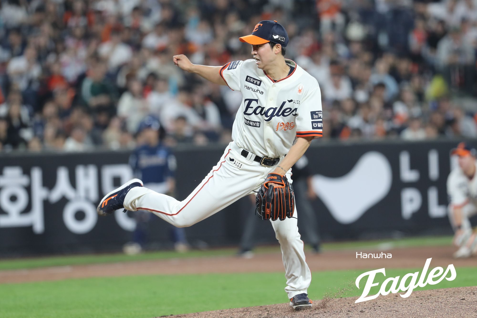 한화 투수 엄상백은 18일 대전한화생명볼파크에서 열린 '2025 신한 SOL Bank KBO 리그' NC와 정규시즌 첫 번째 맞대결에서 선발 등판했다. 5이닝 4실점을 기록하며 승리 투수가 됐지만, 전반적으로 만족할 수 없는 투구였다. 한화 이글스