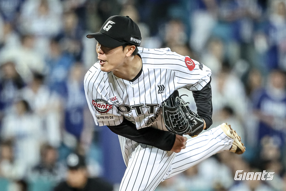 롯데 자이언츠 투수 박진형이 18일 대구 삼성 라이온즈전에 구원 등판해 투구하고 있다. 롯데 자이언츠