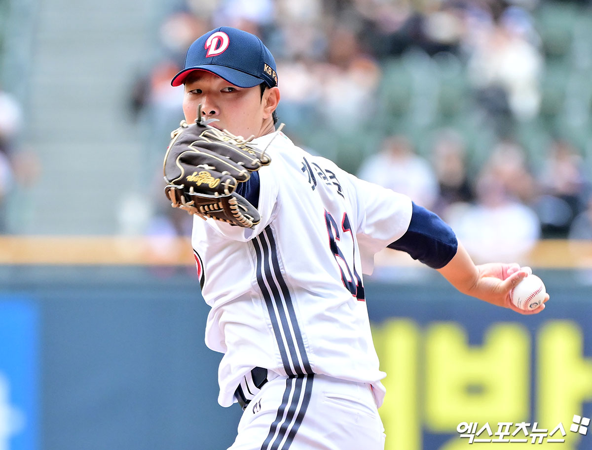 19일 오후 서울 송파구 잠실야구장에서 열린 '2025 신한 SOL Bank KBO리그' KIA 타이거즈와 두산 베어스의 경기, 1회초 두산 선발투수 최원준이 공을 힘차게 던지고 있다. 잠실, 김한준 기자
