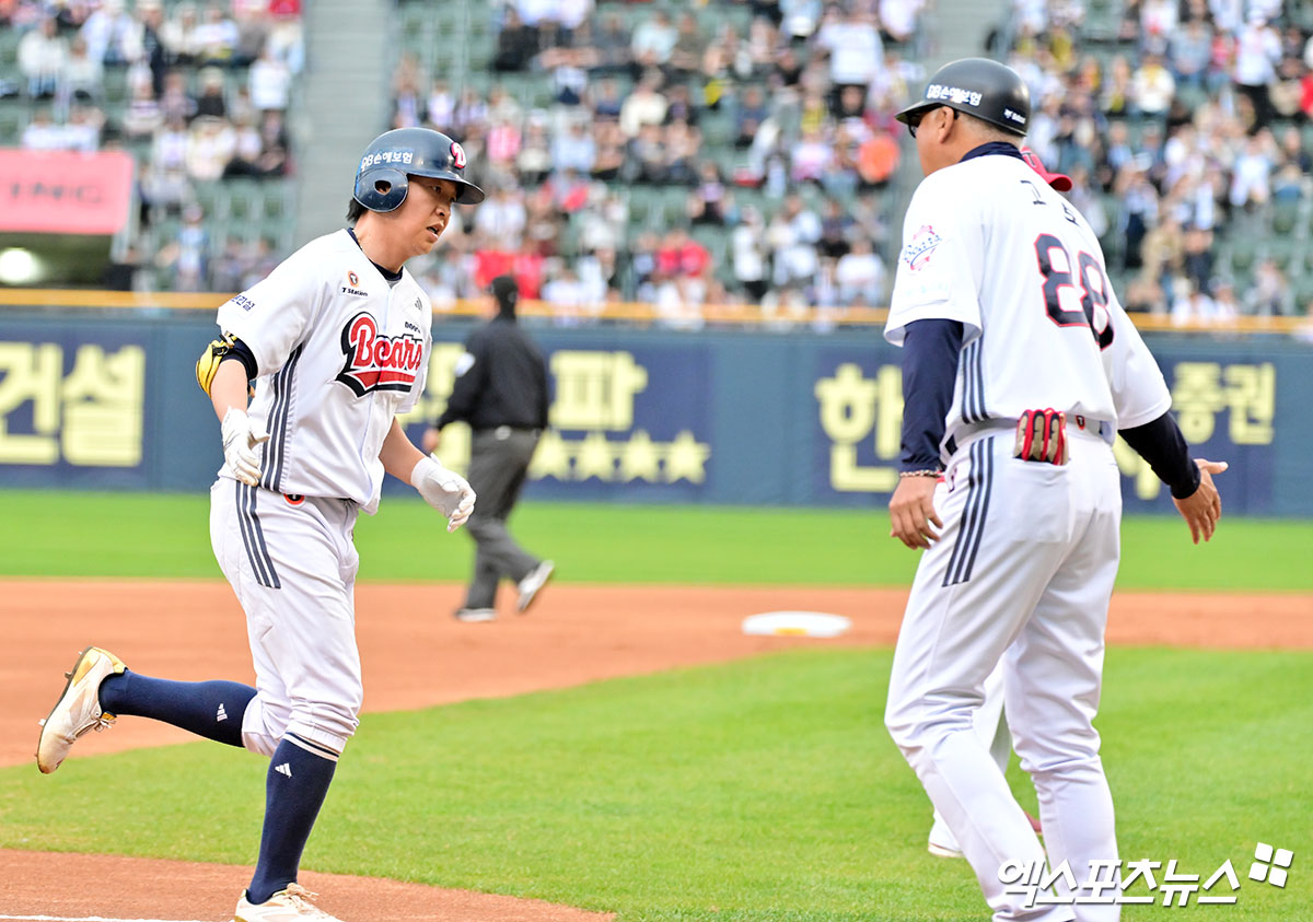 19일 오후 서울 송파구 잠실야구장에서 열린 '2025 신한 SOL Bank KBO리그' KIA 타이거즈와 두산 베어스의 경기, 1회말 두산 정수빈이 솔로 홈런을 날린 후 그라운드를 돌고 있다. 잠실, 김한준 기자
