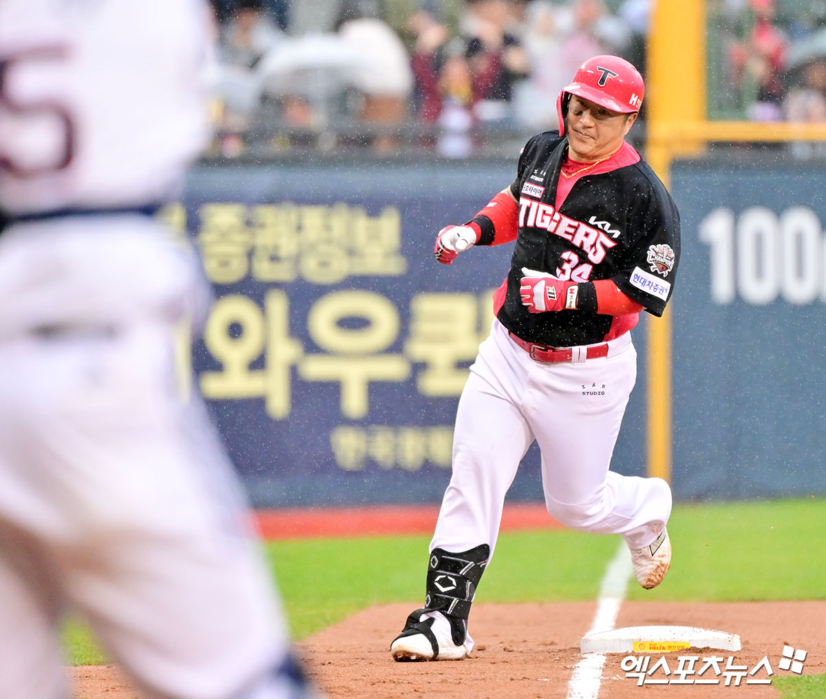 19일 오후 서울 송파구 잠실야구장에서 열린 '2025 신한 SOL Bank KBO리그' KIA 타이거즈와 두산 베어스의 경기, 4회초 1사 KIA 최형우가 솔로 홈런을 날린 후 그라운드를 돌고 있다. 잠실, 김한준 기자
