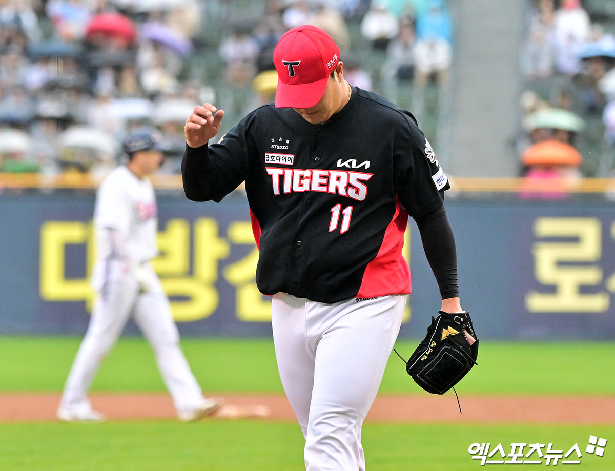 19일 오후 서울 송파구 잠실야구장에서 열린 '2025 신한 SOL Bank KBO리그' KIA 타이거즈와 두산 베어스의 경기, 7회말 수비를 마친 KIA 조상우가 더그아웃으로 향하고 있다. 잠실, 김한준 기자