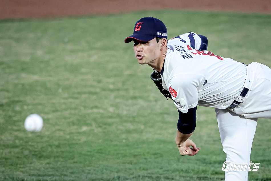 롯데 자이언츠 선발투수 김진욱이 정규시즌 경기에 선발 등판해 역투하고 있다. 롯데 자이언츠