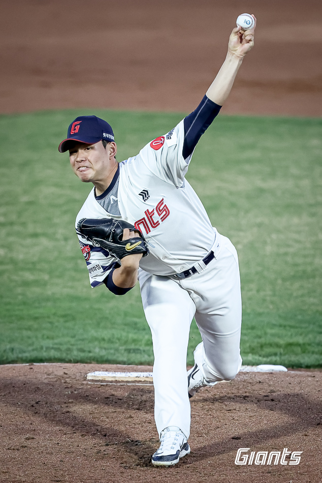 롯데 자이언츠 선발투수 김진욱이 정규시즌 경기에 선발 등판해 역투하고 있다. 롯데 자이언츠
