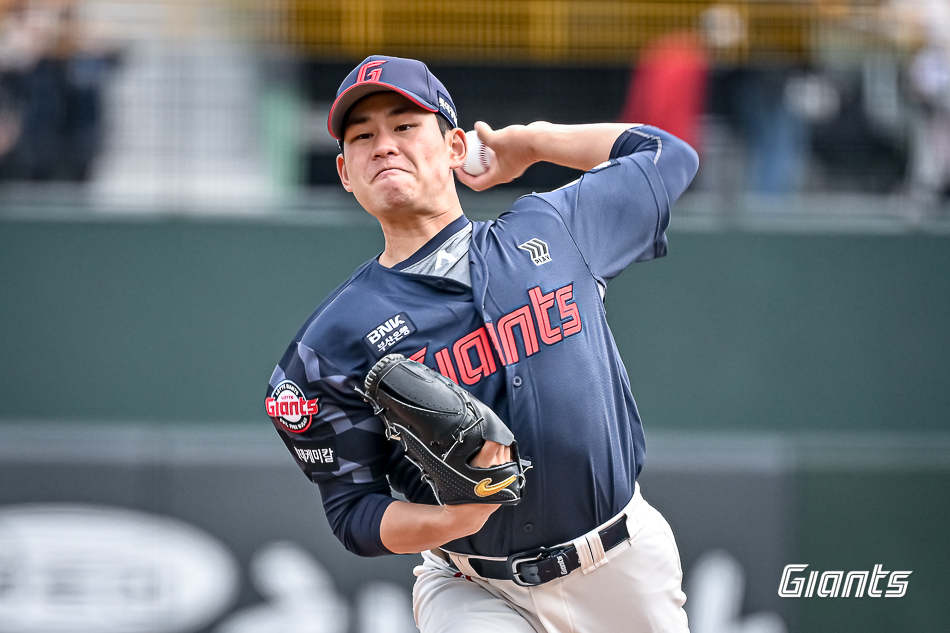 롯데 자이언츠 선발투수 김진욱이 정규시즌 경기에 선발 등판해 역투하고 있다. 롯데 자이언츠
