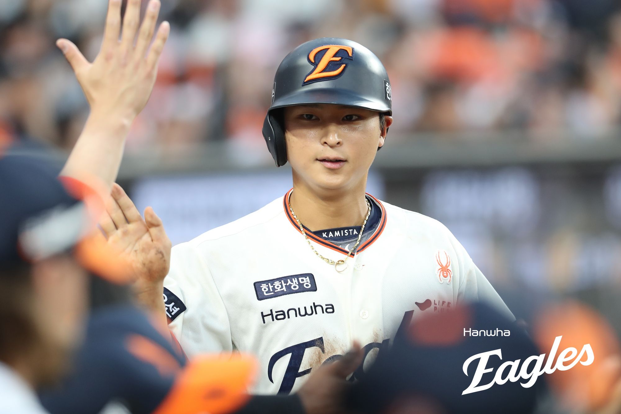 한화 외야수 최인호는 19일 대전한화생명볼파크에서 열린 '2025 신한 SOL Bank KBO 리그' NC와 정규시즌 두 번째 맞대결에서 선발 제외됐다. 지난 경기 수비 도중 팀 동료 하주석과 충돌해 왼쪽 허벅지를 다쳤고, 이날 경기에서 결장했다. 한화 이글스