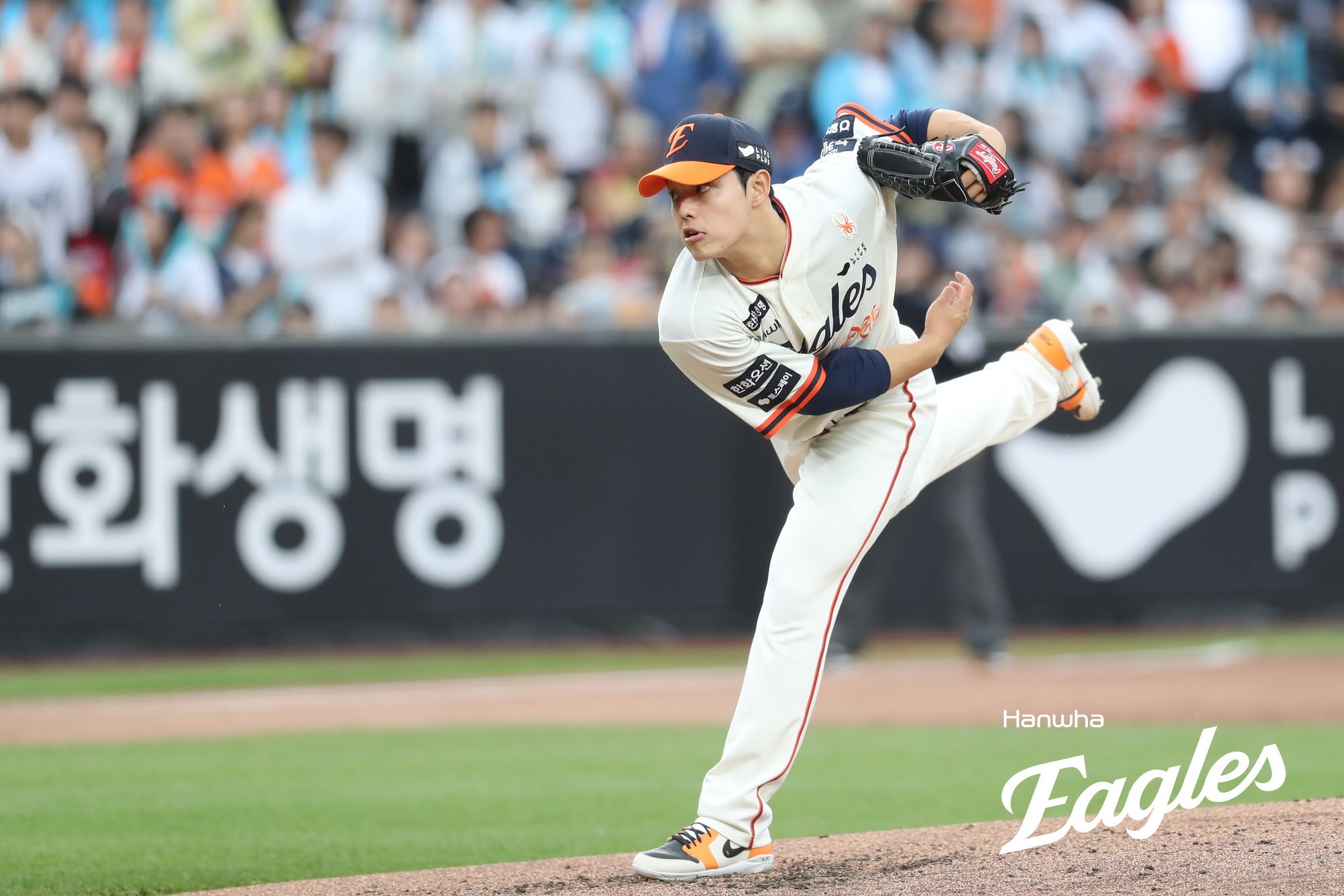 한화 투수 문동주는 19일 대전한화생명볼파크에서 열린 '2025 신한 SOL Bank KBO 리그' NC와 정규시즌 두 번째 맞대결에서 선발 등판했다. 최고 159㎞ 강속구로 5이닝 2실점 해 승리 투수가 됐다. 이로써 한화는 2007년 이후 오랜만에 선발 6연승을 질주했다. 한화 이글스