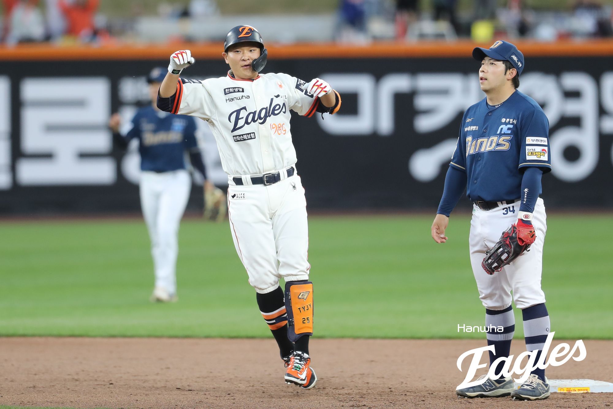 한화 외야수 김태연(왼쪽)은 19일 대전한화생명볼파크에서 열린 '2025 신한 SOL Bank KBO 리그' NC와 정규시즌 두 번째 맞대결에서 1번타자 좌익수로 선발 출전했다. 3회말 1타점 적시타로 결승 타점을 기록해 팀 승리에 힘을 보탰다. 한화 이글스