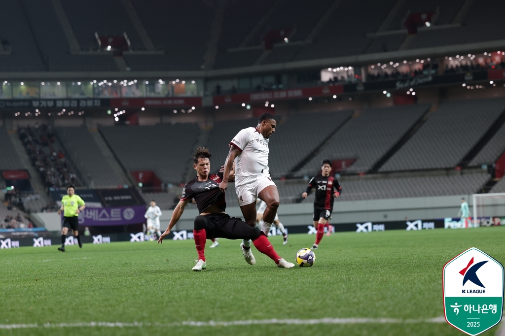 서울이 19일 서울월드컵경기장에서 열린 광주와의 '하나은행 K리그1 2025' 9라운드 홈 경기에서 1-2로 석패를 당했다. 1만 9234명의 관중 앞에서 서울은 홈 7경기 무패 행진을 달리는 동시에 올 시즌 7경기 무패 행진을 달리다가 아시아축구연맹(AFC) 챔피언스리그 엘리트 출전을 앞둔 광주에게 덜미를 잡혔다. 한국프로축구연맹