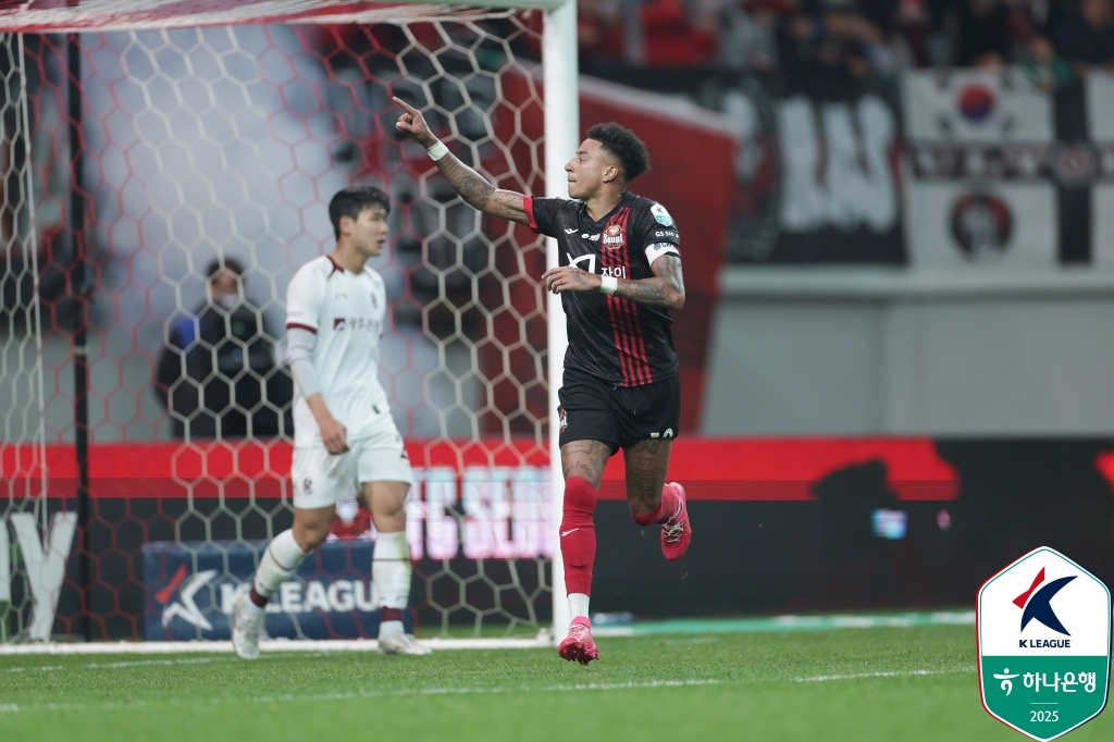 서울이 19일 서울월드컵경기장에서 열린 광주와의 '하나은행 K리그1 2025' 9라운드 홈 경기에서 1-2로 석패를 당했다. 1만 9234명의 관중 앞에서 서울은 홈 7경기 무패 행진을 달리는 동시에 올 시즌 7경기 무패 행진을 달리다가 아시아축구연맹(AFC) 챔피언스리그 엘리트 출전을 앞둔 광주에게 덜미를 잡혔다. 한국프로축구연맹