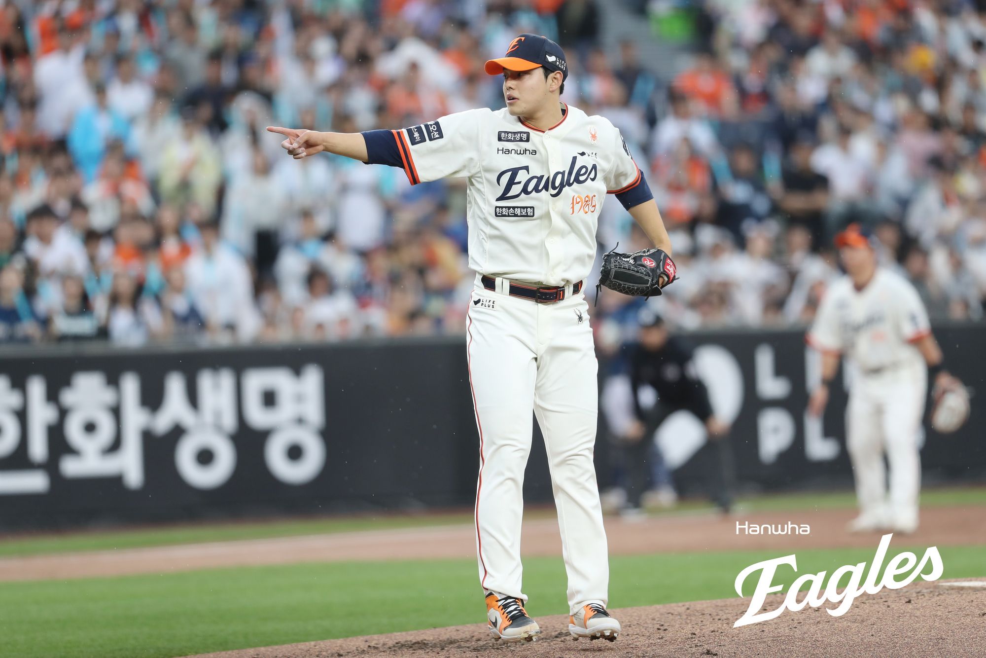 한화 투수 문동주는 19일 대전한화생명볼파크에서 열린 '2025 신한 SOL Bank KBO 리그' NC와 정규시즌 두 번째 맞대결에서 선발 등판했다. 최고 159㎞ 강속구로 5이닝 2실점 해 승리 투수가 됐다. 이로써 한화는 2007년 이후 오랜만에 선발 6연승을 질주했다. 한화 이글스