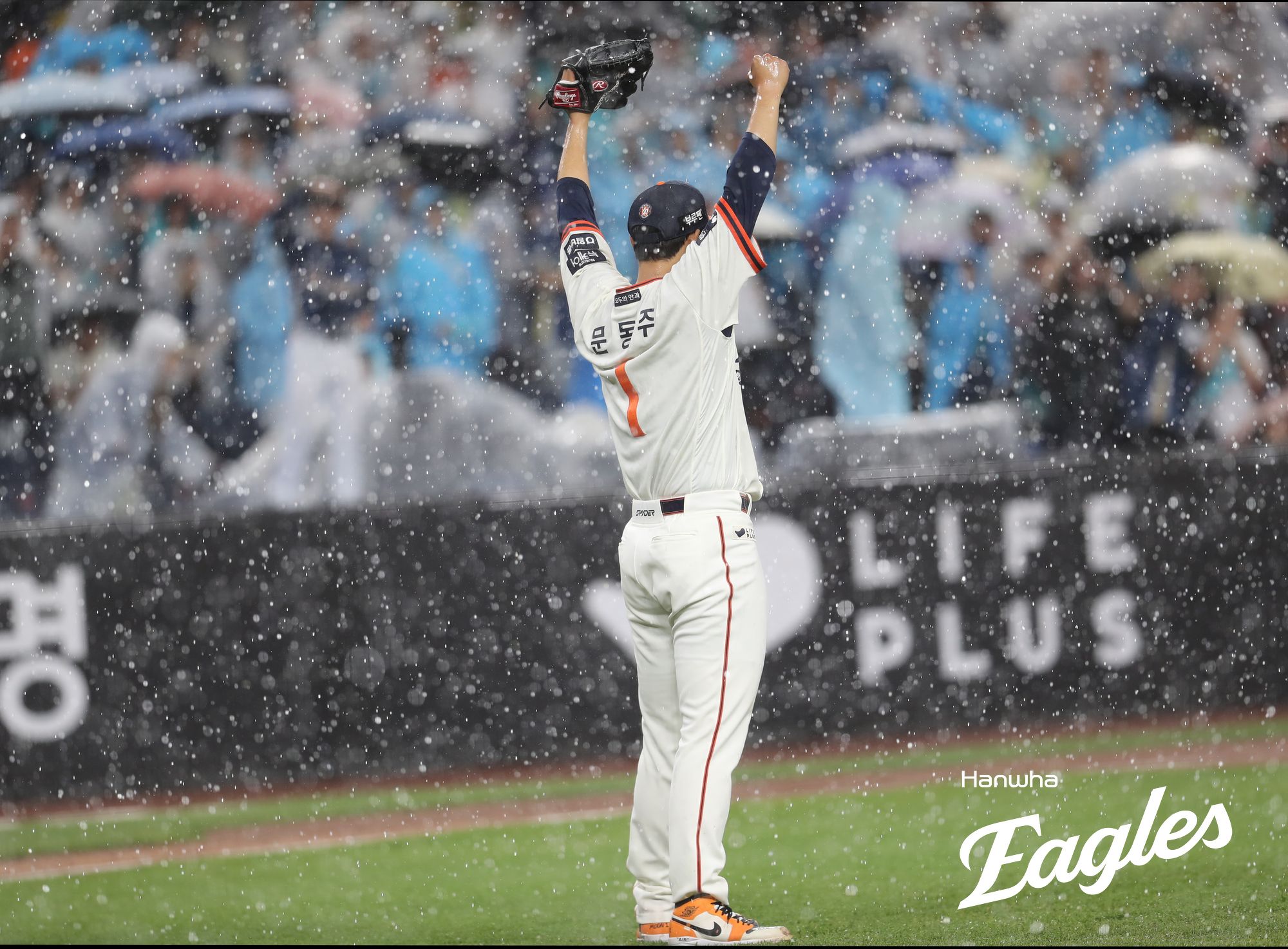 한화 투수 문동주는 19일 대전한화생명볼파크에서 열린 '2025 신한 SOL Bank KBO 리그' NC와 정규시즌 두 번째 맞대결에서 선발 등판했다. 최고 159㎞ 강속구로 5이닝 2실점 해 승리 투수가 됐다. 이로써 한화는 2007년 이후 오랜만에 선발 6연승을 질주했다. 한화 이글스